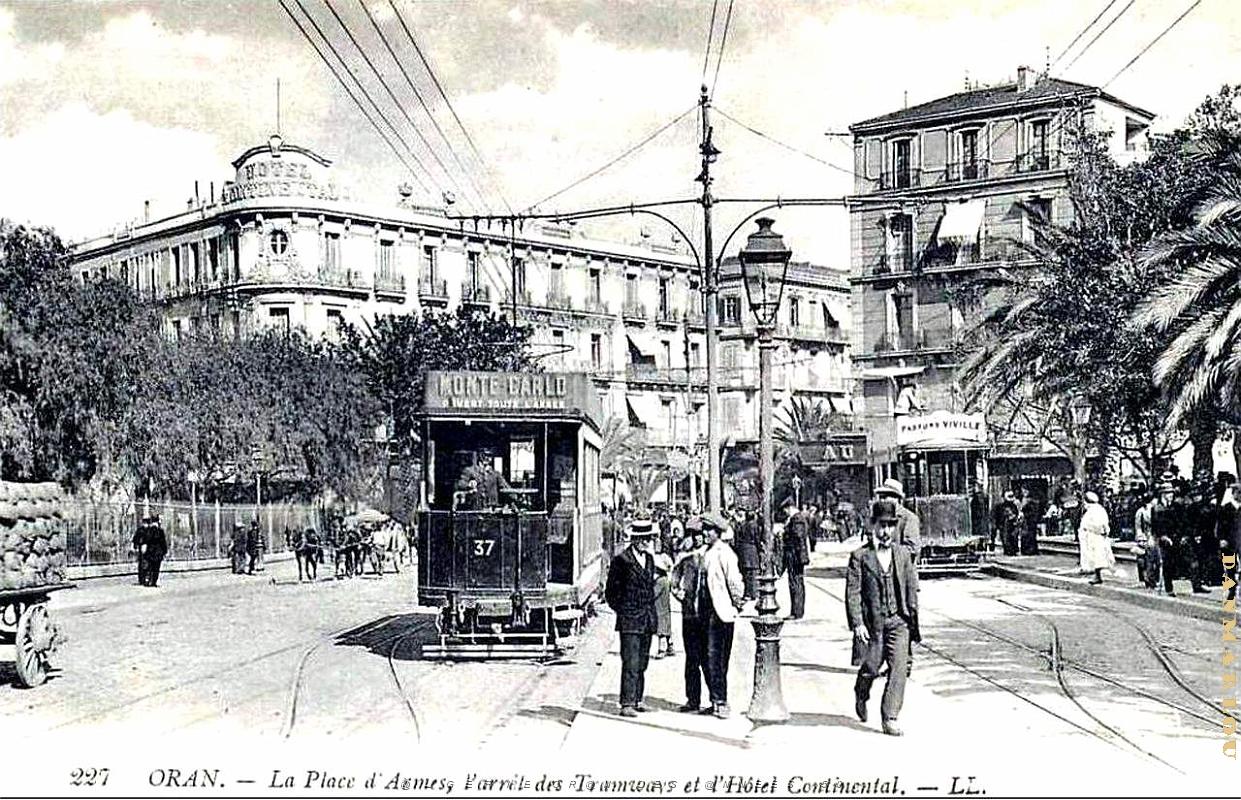 PA c- 053- Place d'Armes- trams et autobus.jpg